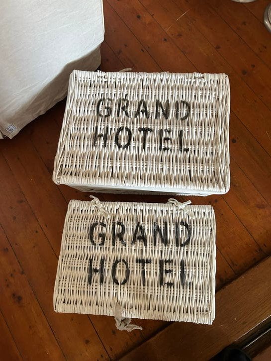 Set van 2 rotan Grand Hotel met gouden label Riviera Maison, Ophalen of Verzenden, Gebruikt, Overige materialen