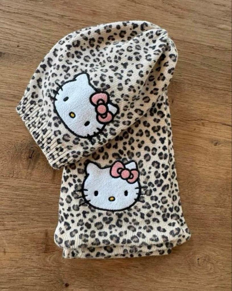 Hello Kitty Luipaardprint Muts en Sjaal Set, Ophalen of Verzenden, Zo goed als nieuw, Muts