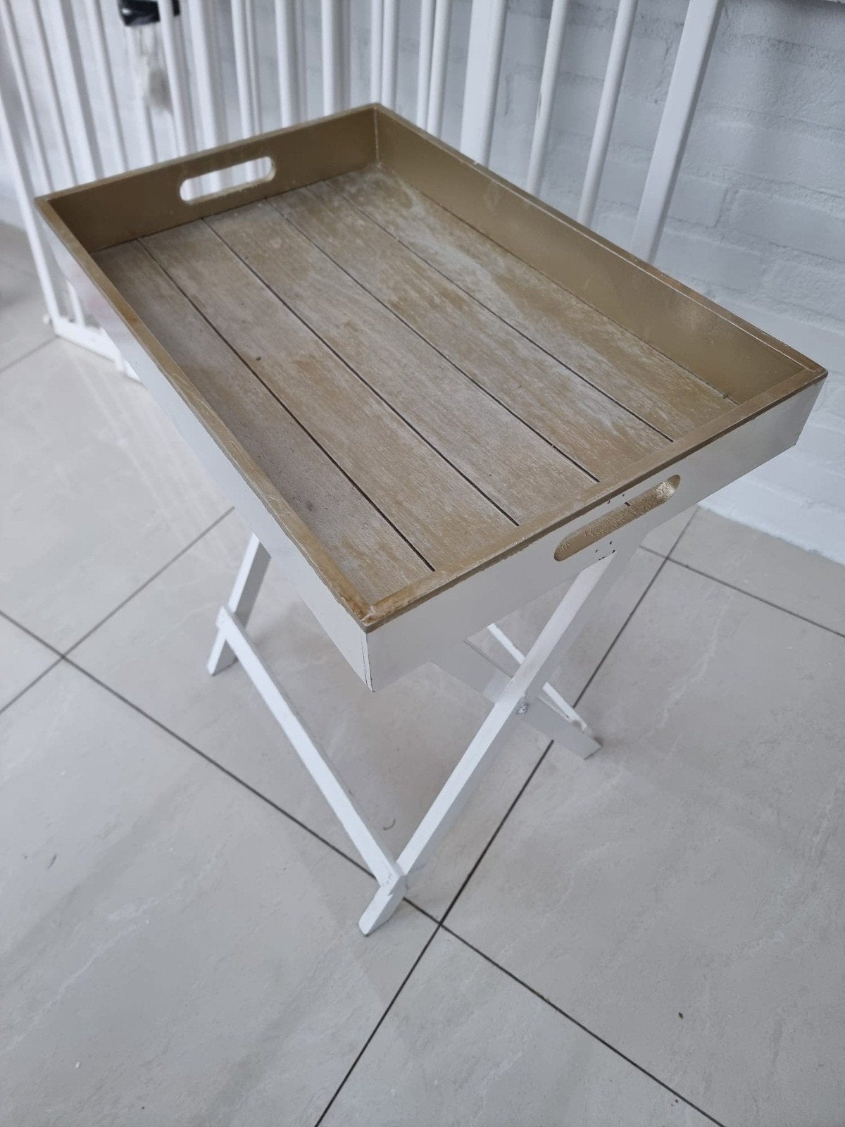 white wooden butler tray features a foldable stand and a rem, Minder dan 55 cm, Gebruikt, Ophalen of Verzenden, Modern