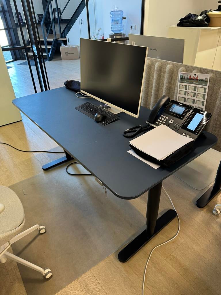 Ikea bureau elektrisch hoogte verstelbaar (2x), Ophalen, Hout, Zo goed als nieuw, IKEA
