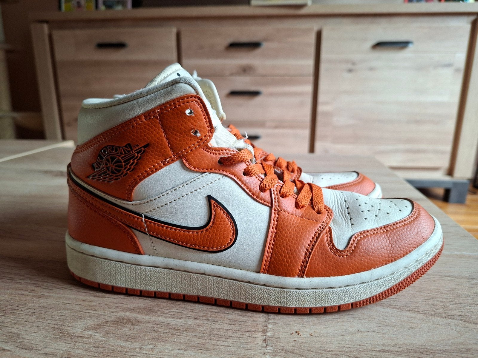 Nike Air Jordan 1 Mid SE - Oranje/Wit - Maat 39, Kleding | Dames, Schoenen, Nike Air Jordan, Oranje, Ophalen of Verzenden, Sneakers of Gympen
