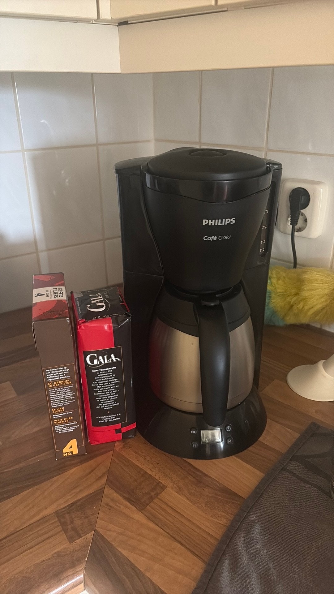 Koffie apparaat met koffie filters en koffie, Ophalen, Zo goed als nieuw, Koffiemachine