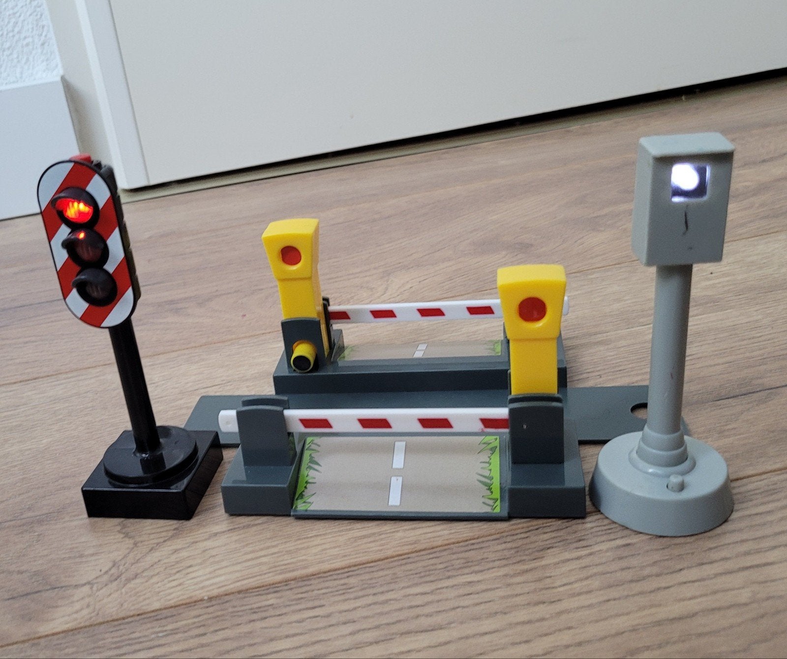 Brio Spoorwegovergang met Verkeerslicht en Slagbomen, Ophalen of Verzenden, Zo goed als nieuw, Jongen of Meisje