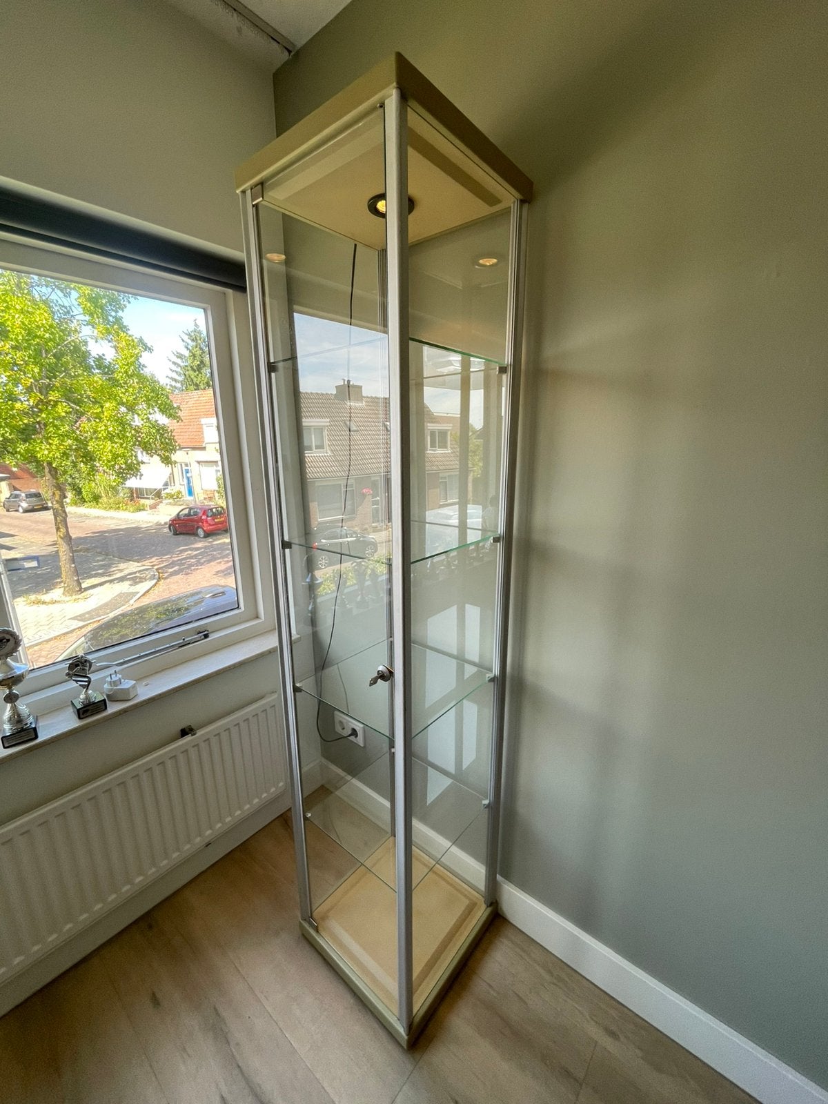 Glazen vitrinekast met verlichting teab, Huis en Inrichting, Woonaccessoires | Kamerschermen, Ophalen, Zo goed als nieuw
