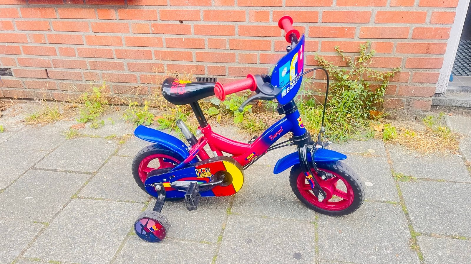 FC Barcelona kinderfiets met zijwieltjes, Fietsen en Brommers, Ophalen, Terugtraprem, Zijwieltjes, Gebruikt