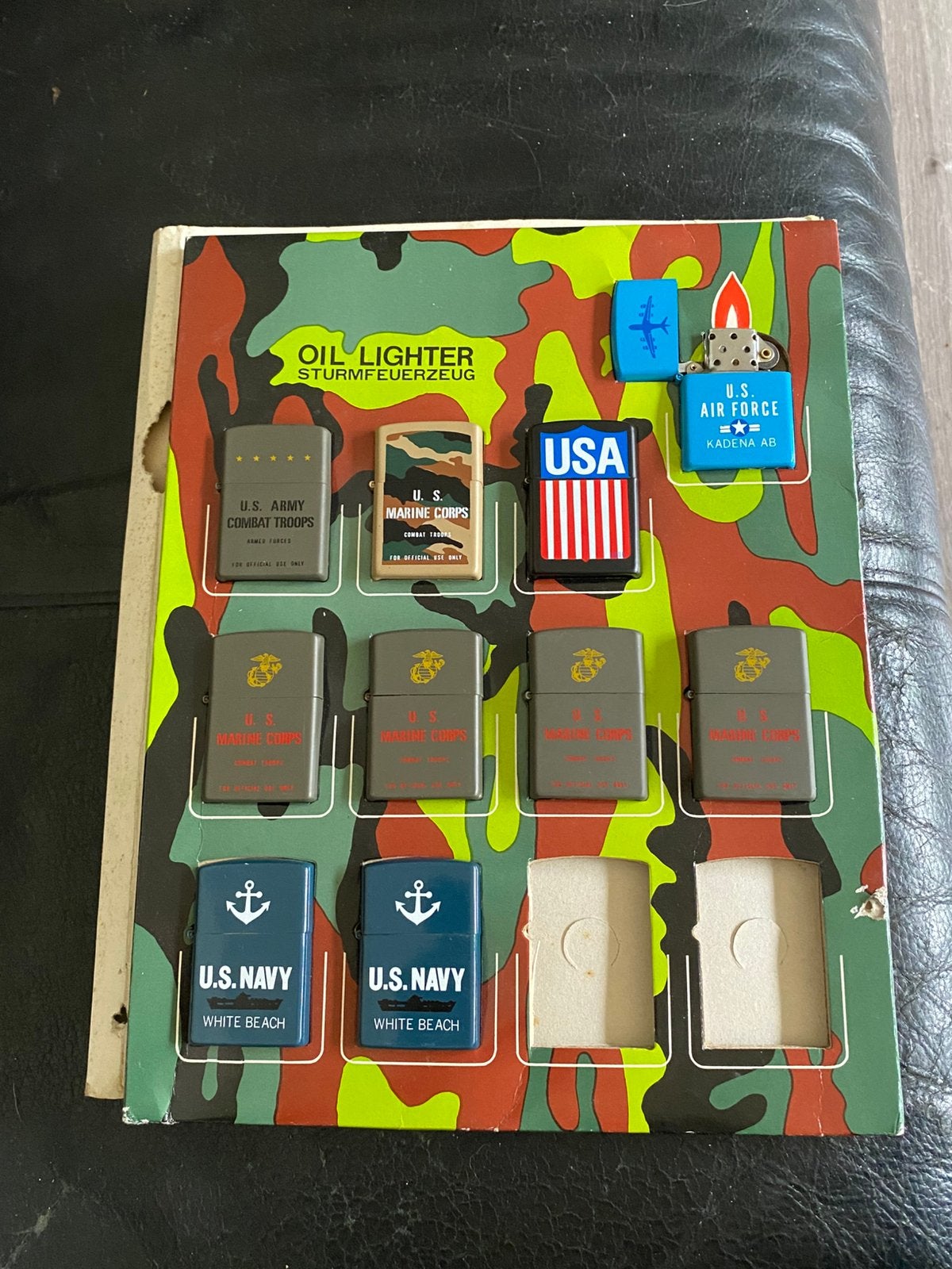 10 Vintage USA Leger benzineaanstekers op display. Zie foto, Verzamelen, Ophalen of Verzenden, Marine, Amerika, Overige typen