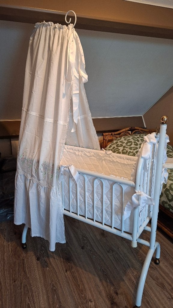 Wit smeedijzeren brocante wieg met hemel en toebehoren, Kinderen en Baby's, Babywiegjes en Ledikanten, Ophalen, Gebruikt, Wieg
