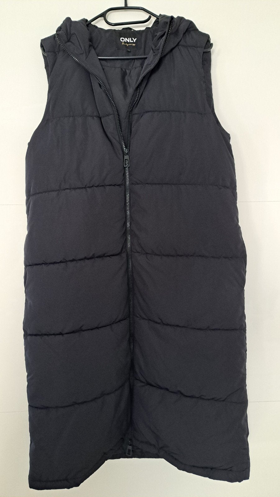 ONLY lange bodywarmer met capuchon zwart maat M ALS NIEUW!, Maat 38/40 (M), Zwart, Ophalen of Verzenden, ONLY