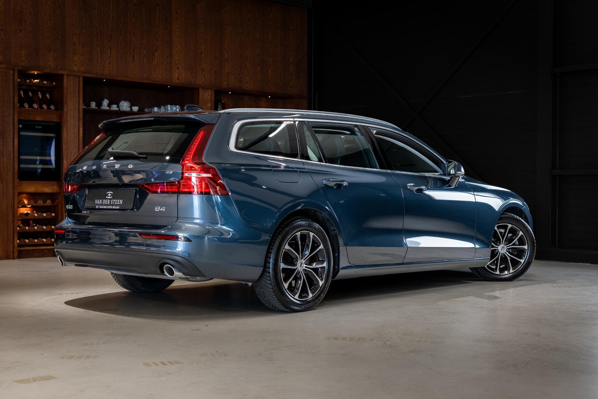 Volvo V60 2.0 B4 Business Pro Harman Kardon l Stoelverwarmin, 4 cilinders, 1969 cc, Blauw, Leder en Stof