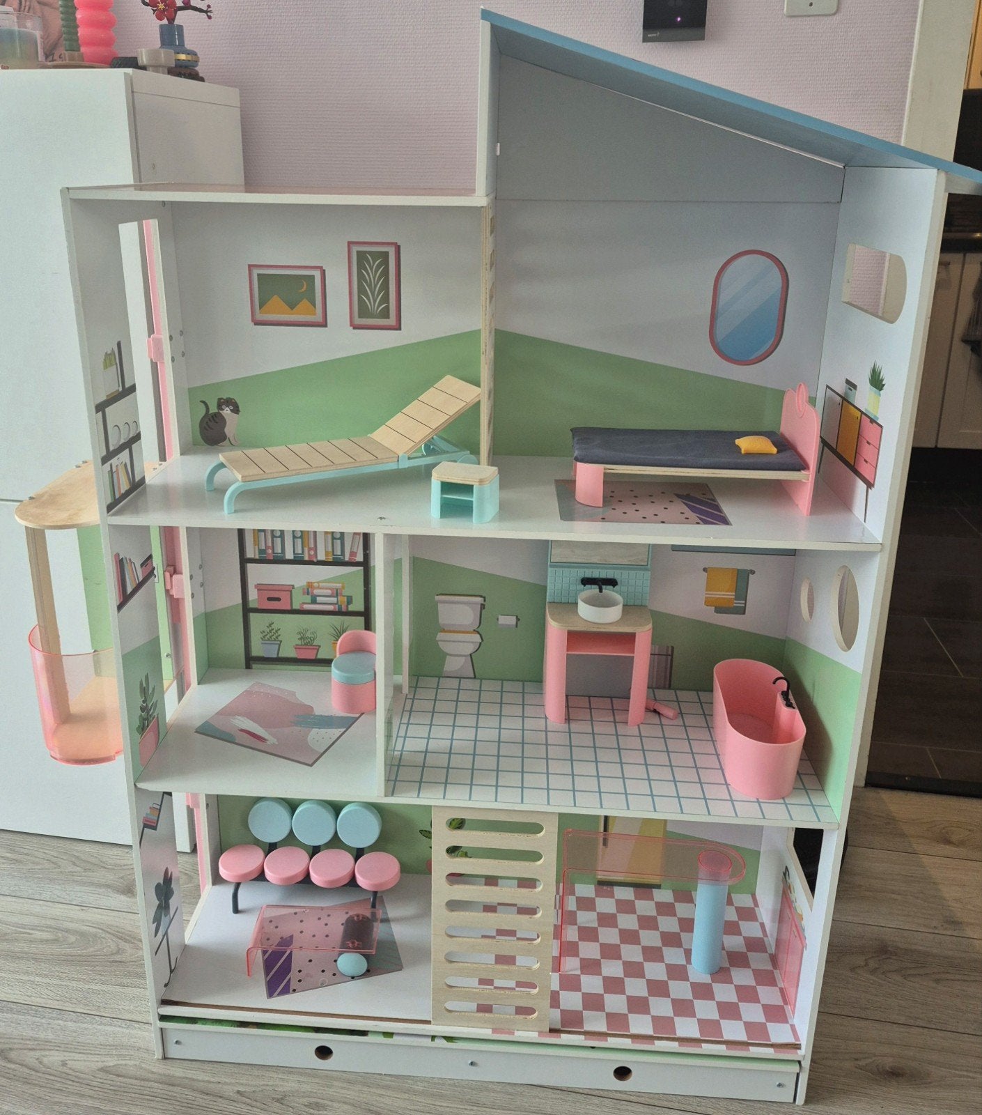 Barbiehuis met barbies, Kinderen en Baby's, Speelgoed | Poppenhuizen, Ophalen, Zo goed als nieuw, Poppenhuis