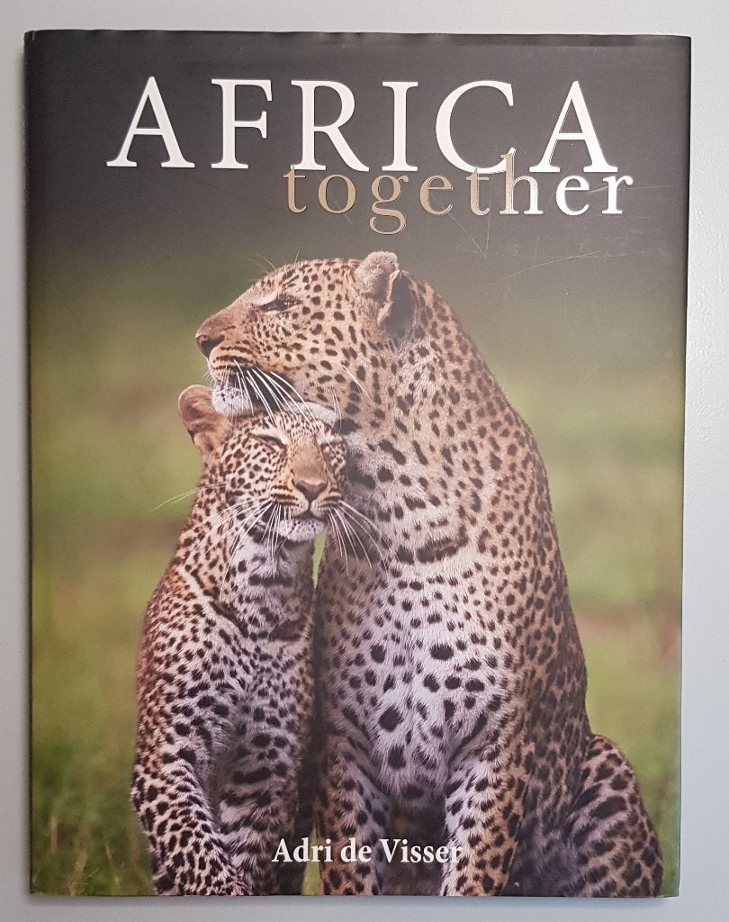 Boek: Afrika together door Adri de Visser, Verzenden, Zo goed als nieuw, Natuur algemeen, Adri de visser