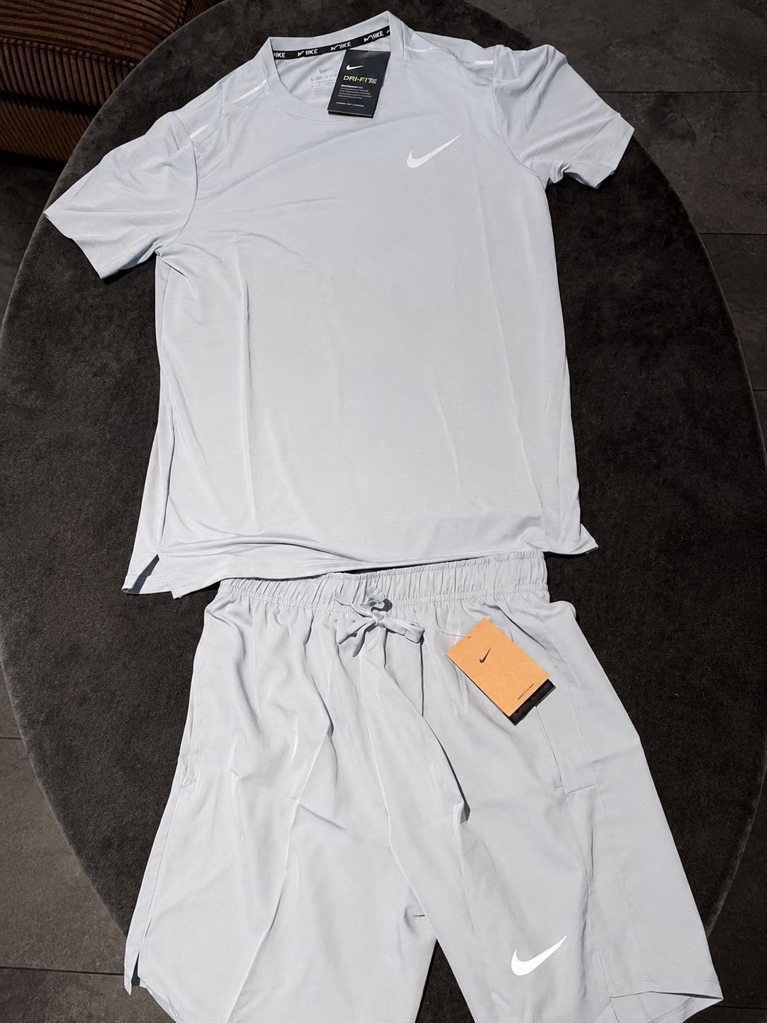 Nike miller grijs, Kleding | Heren, Heren-kledingpakketten, Ophalen of Verzenden, Zo goed als nieuw, Overige maten