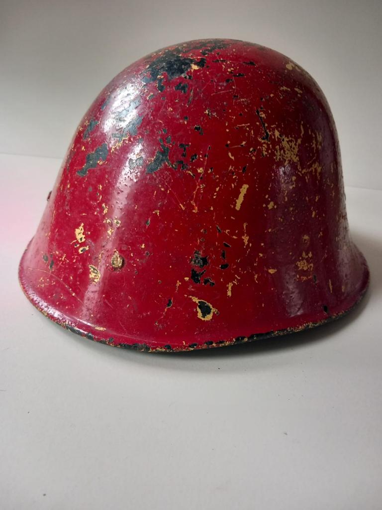 Nederlandse helm restauratie project, Verzamelen, Ophalen of Verzenden, Nederland, Helm of Baret