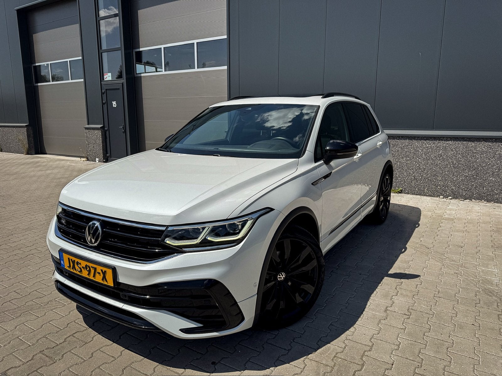 VOLKSWAGEN TIGUAN 1.5TSI 3xR-Line |PANO |150PK |DSG |STNDKCH, 1441 kg, 4 cilinders, Parkeerassistent, Wit
