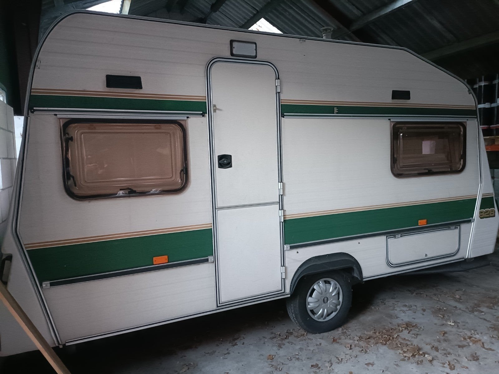 Chateau caravan met voortent, Omvormbare zithoek, Luifel, Bedrijf, 750 - 1000 kg