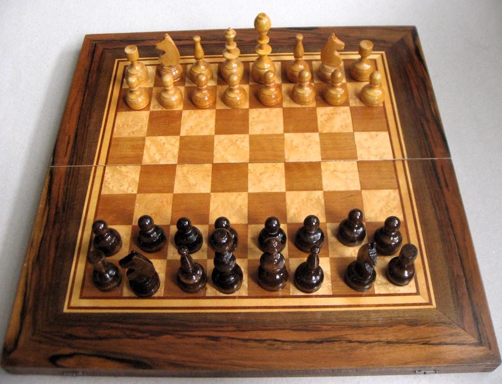 Handgemaakt Bulgaars schaak en backgammonbord jaren 70, Een of twee spelers, Ophalen of Verzenden, Zo goed als nieuw, APK "G. Benkovski"