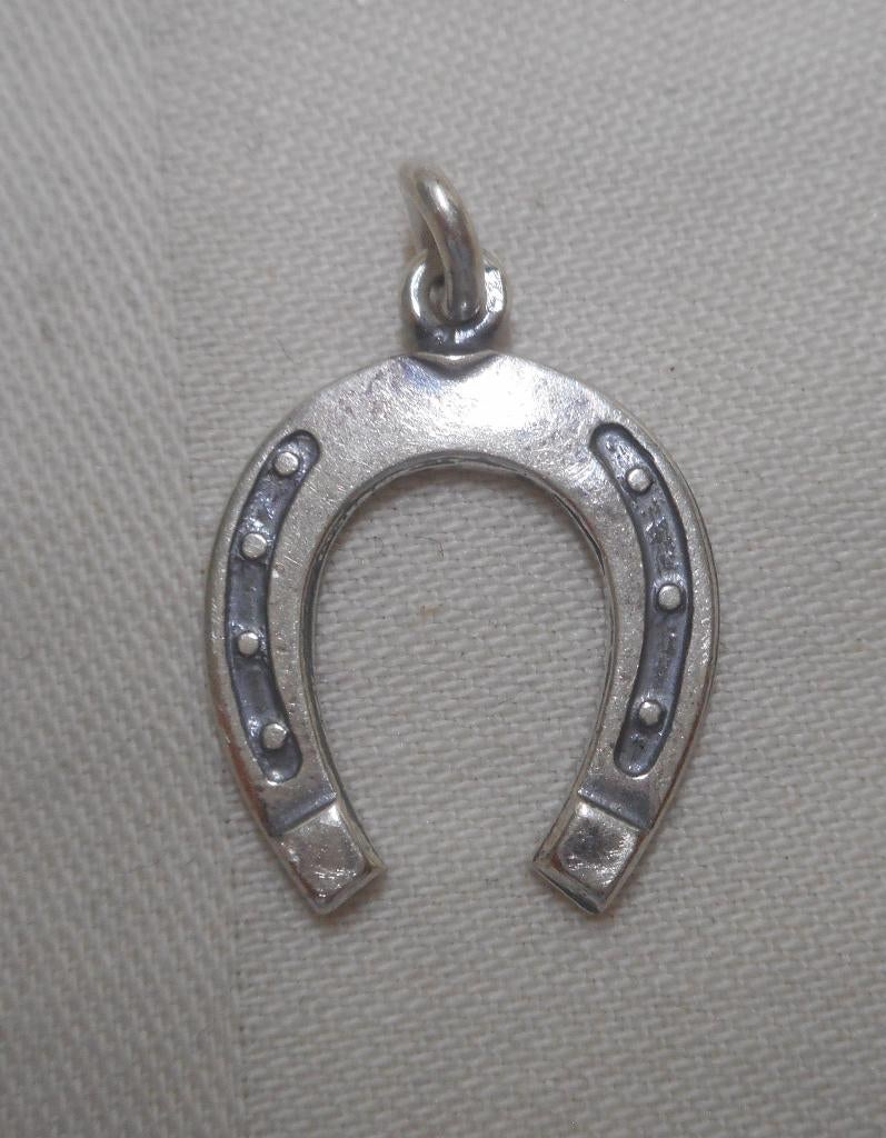 Zilveren vintage hoefijzer hanger gesigneerd FROM nr.943, Verzenden, Zo goed als nieuw, Zilver, Zilver
