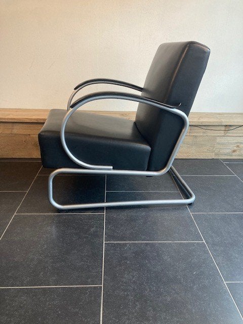Gispen 407 fauteuil, zwart leder, zijdmat frame, Design, 75 tot 100 cm, Zo goed als nieuw, Leer