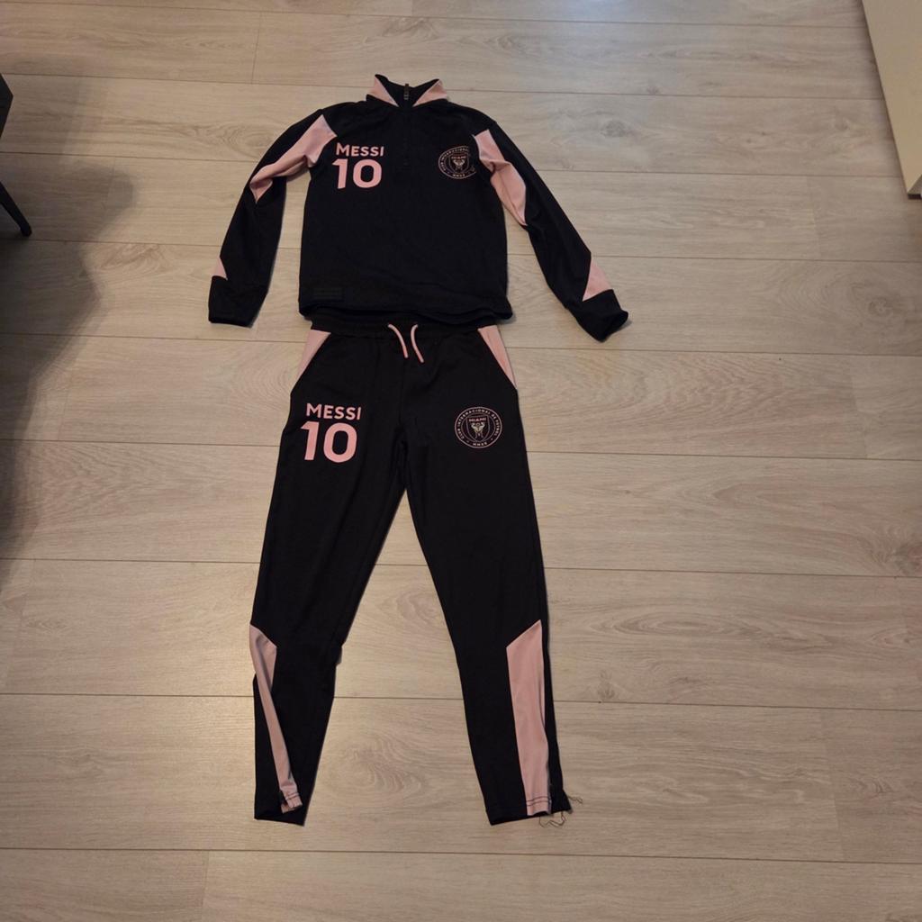 Trainingspak Messi Inter Miami maat 140, Ophalen of Verzenden, Zo goed als nieuw, Jongen of Meisje, Sport- of Zwemkleding