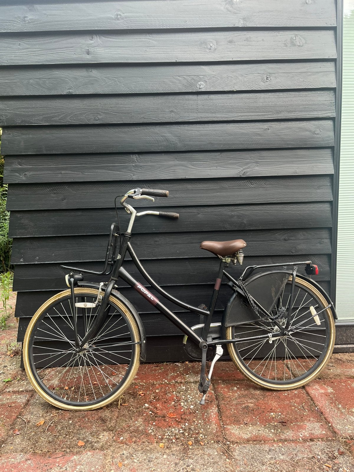 Zwarte Popal fiets met Voordrager en Slot, Ophalen, Zo goed als nieuw