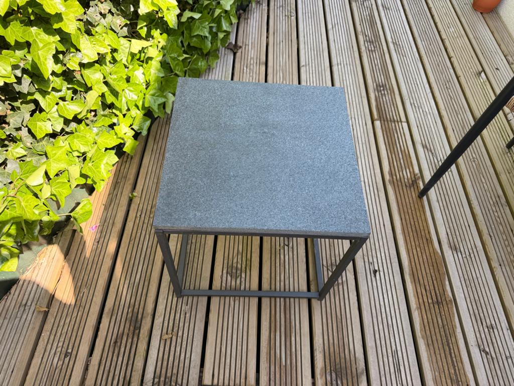 Stijlvolle bijzettafel met stenen blad, Tuin en Terras, Tuintafels, Ophalen, Zo goed als nieuw, Vierkant, Metaal