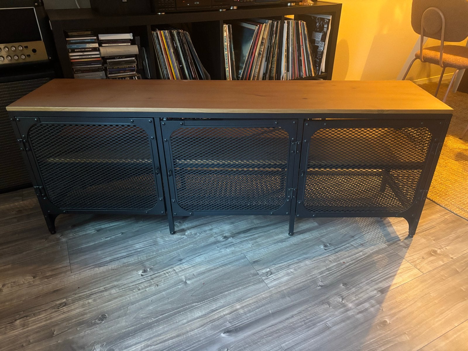 IKEA TV Meubel - Zwart metaal met houten blad, Ophalen, Gebruikt, 100 tot 150 cm, Minder dan 100 cm