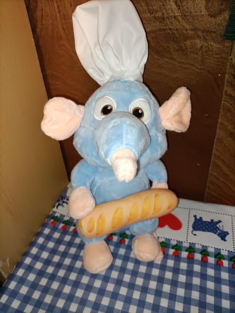 Ratatouille knuffel met stokbrood 30 cm met koksmuts kok, Kinderen en Baby's, Speelgoed | Knuffels en Pluche, Ophalen of Verzenden