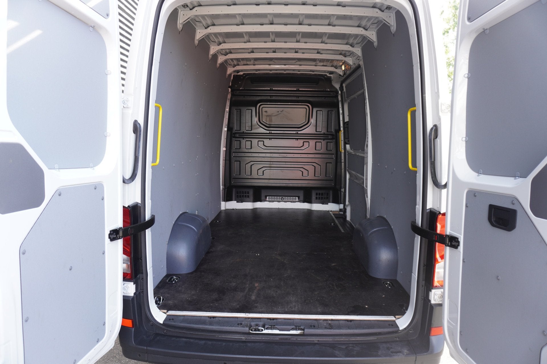 Volkswagen Crafter 140pk L3H3/L2H2 Apple carplay Cruise cont, Voorwielaandrijving, Gebruikt, 4 cilinders, Volkswagen