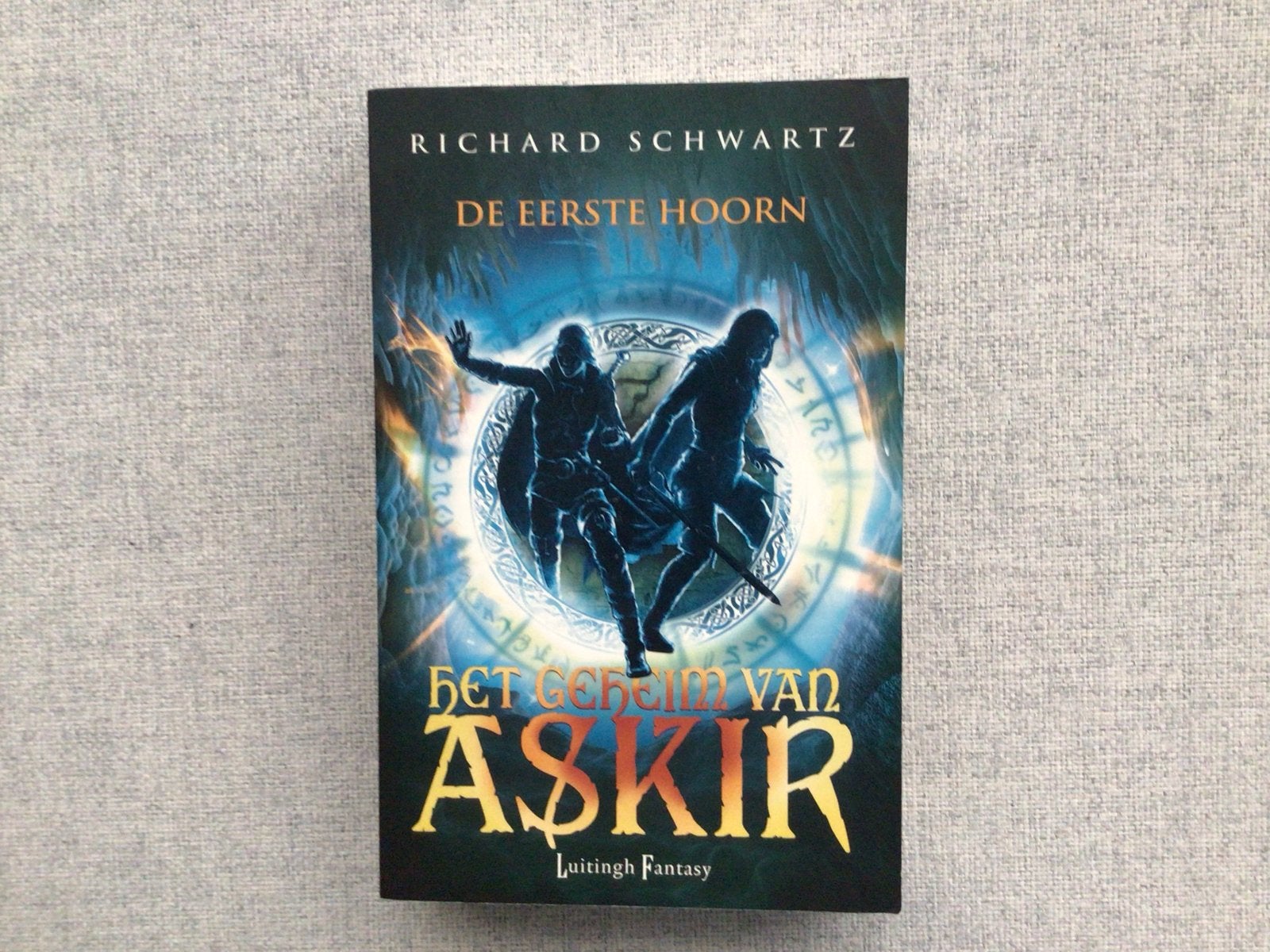 Het Geheim van Askir - De Eerste Hoorn (Richard Schwartz), Boeken, Ophalen of Verzenden, Zo goed als nieuw