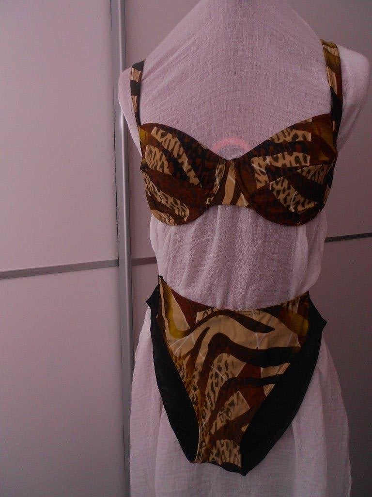 Dames bikini - print voorkant - zwarte achterkant, Kleding | Dames, Badmode en Zwemkleding, Ophalen of Verzenden, Zo goed als nieuw