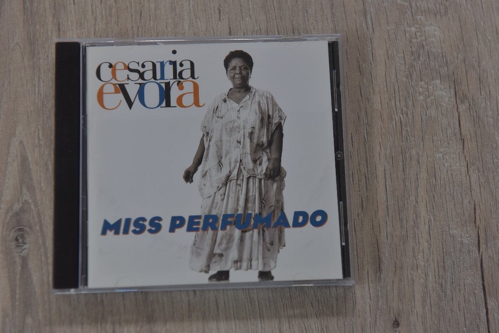 CESARIA EVORA --- MISS PERFUMDO  13 geweldige nummers, Inclusief boekje, Verzenden, Zo goed als nieuw, Latijns-Amerikaans