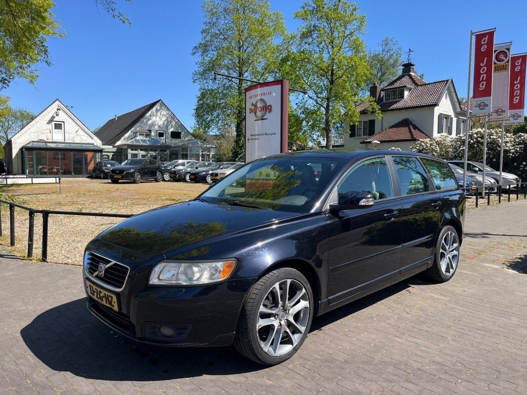 Volvo V50 2.4 D5 EDITION II / LEDER / NAVI / CRUISE CTR. / A, Voorwielaandrijving, Navigatiesysteem, Gebruikt, Zwart
