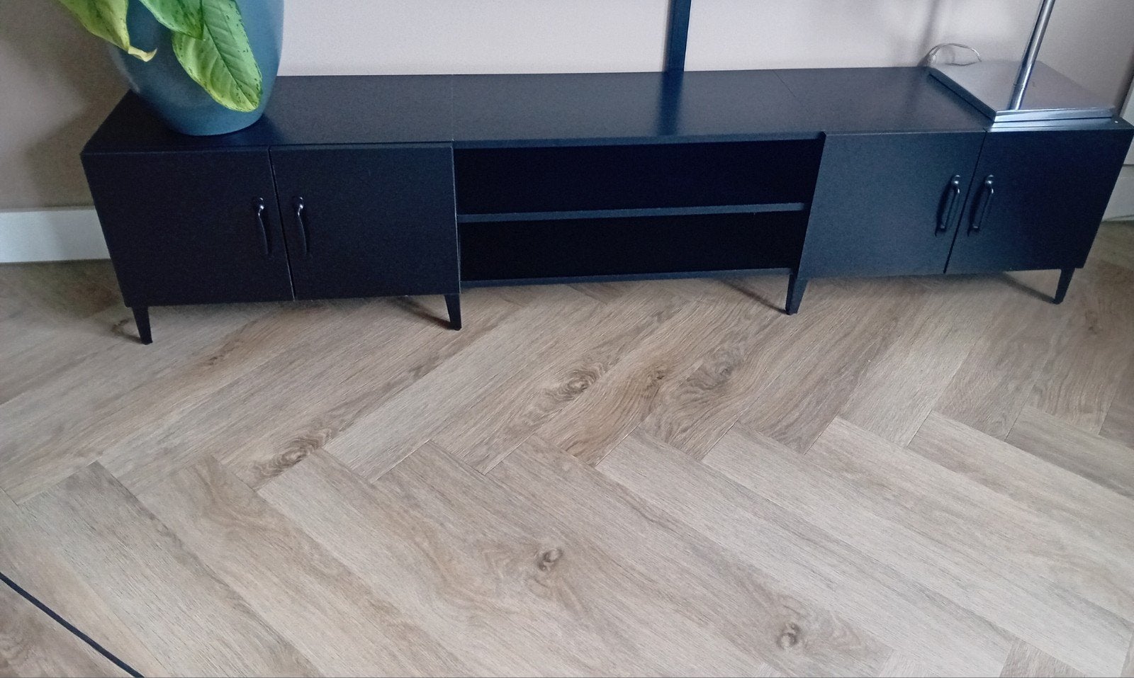 Zwart TV-meubel met twee kastjes - 180x35 cm, Ophalen, Overige materialen, Gebruikt, 150 tot 200 cm