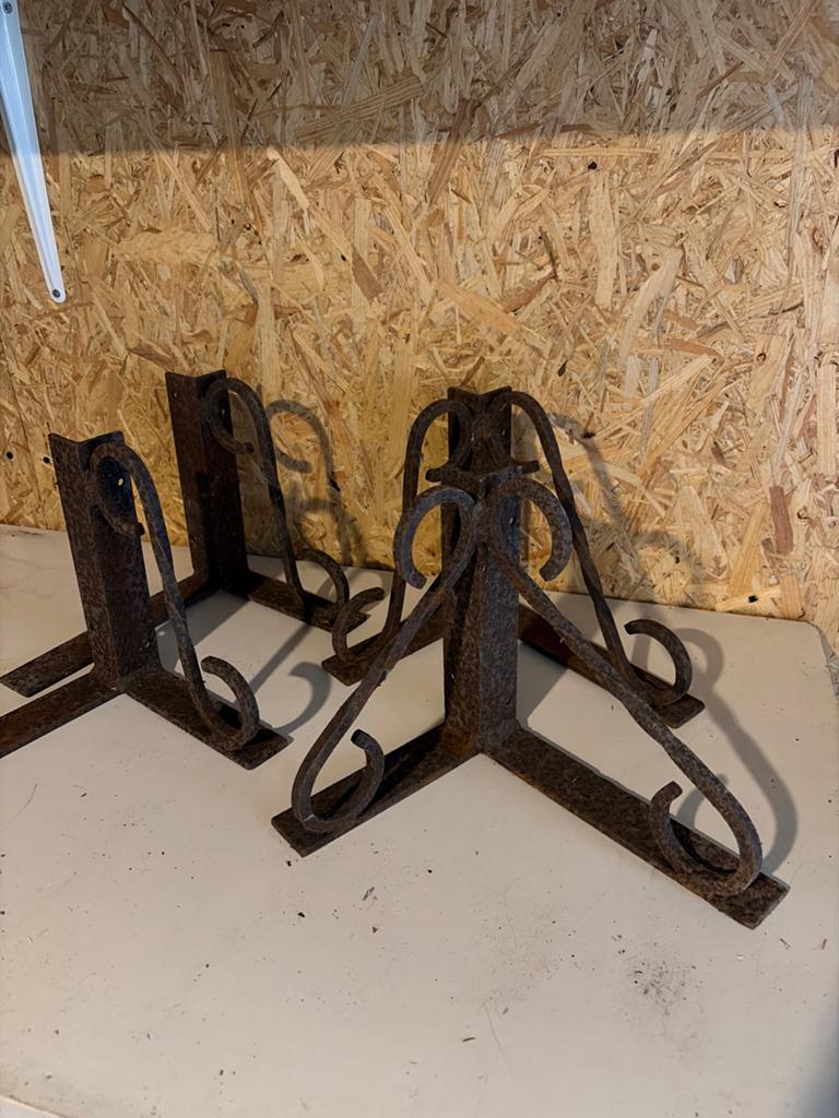 Set van 4 oude smeedijzeren hoekbeugels / plankdragers, Ophalen of Verzenden