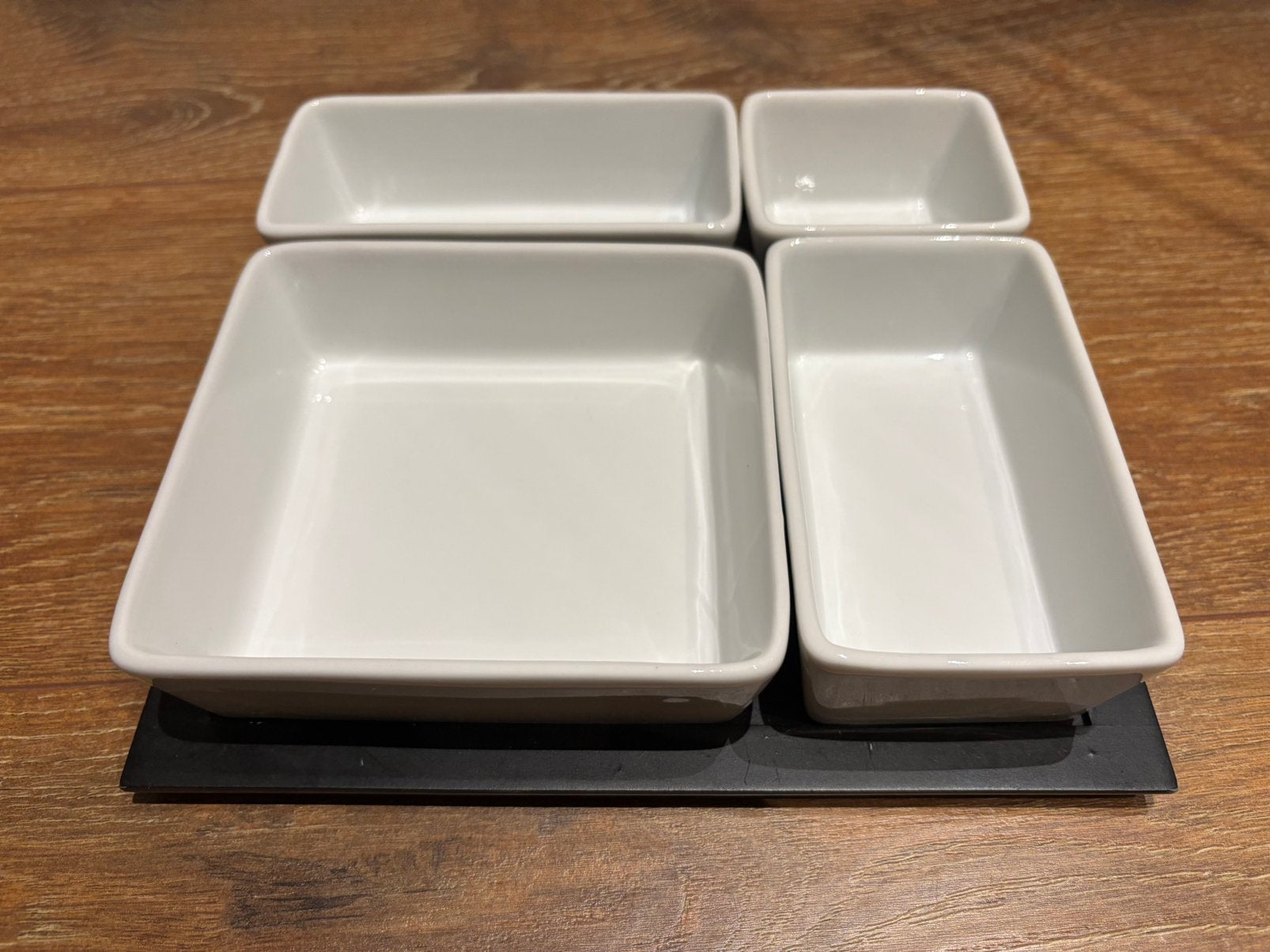 Zwart houten plateau met borrelschaaltjes., Ophalen of Verzenden, Zo goed als nieuw, Bord(en), Overige stijlen