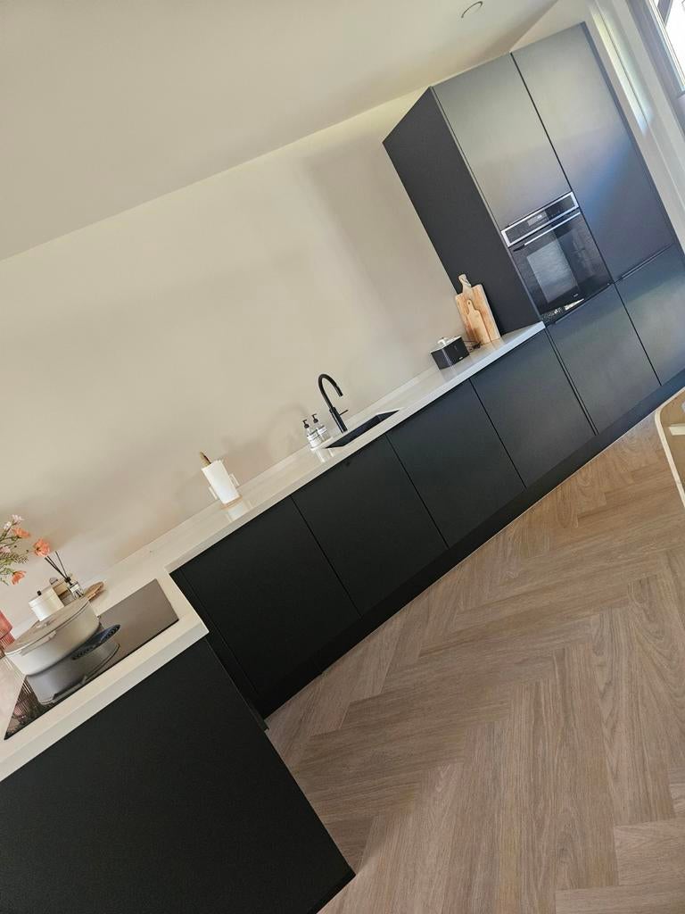 Moderne zwarte L-keuken uit 2024 met Etna apparatuur, Ophalen, Zo goed als nieuw, Zwart, Hoekkeuken