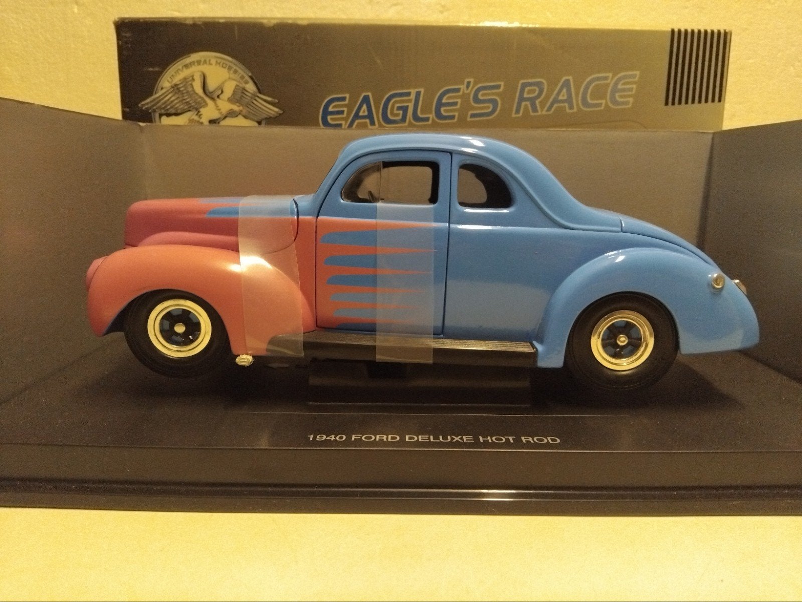 Ford De Luxe Hot Rod blue 1940 Eagle s Race metal 1:18 KRD, Ophalen of Verzenden, Zo goed als nieuw, Auto, Overige merken