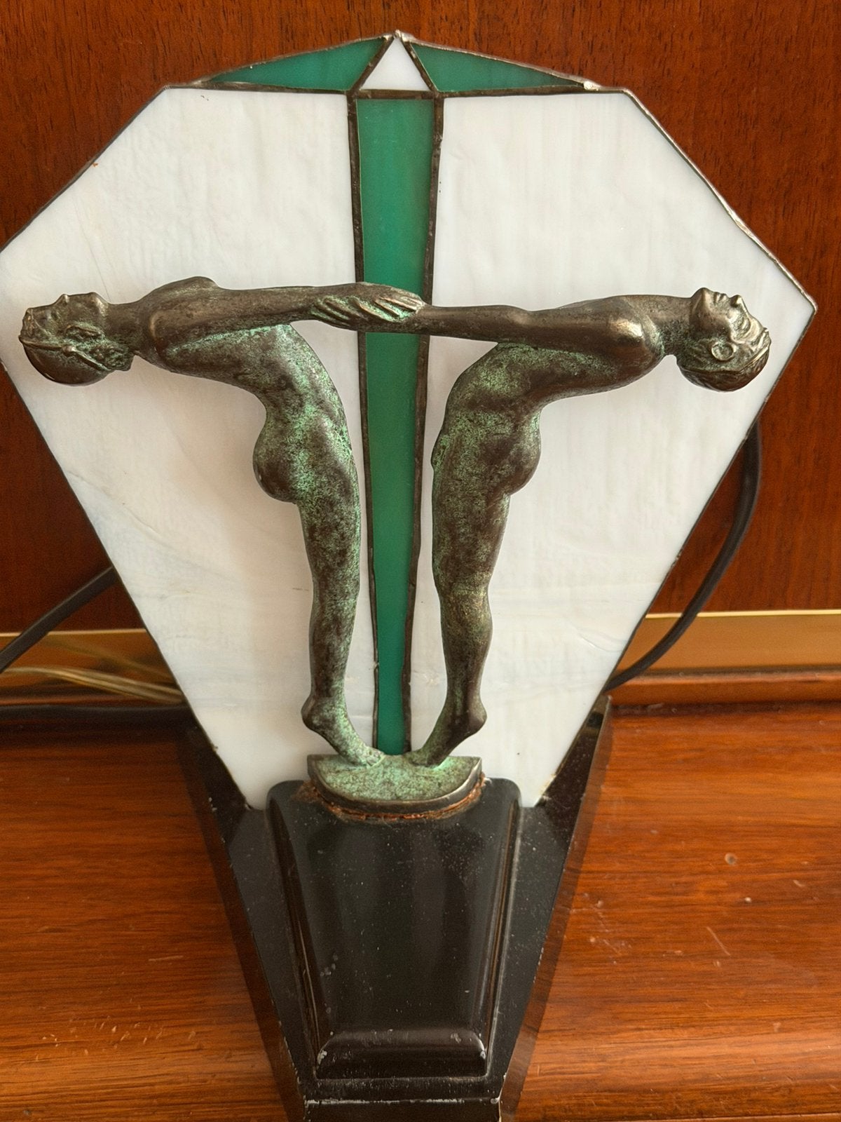 Zeer fraai Art deco lampje  , bronzen figuren / tiffany glas, Ophalen of Verzenden