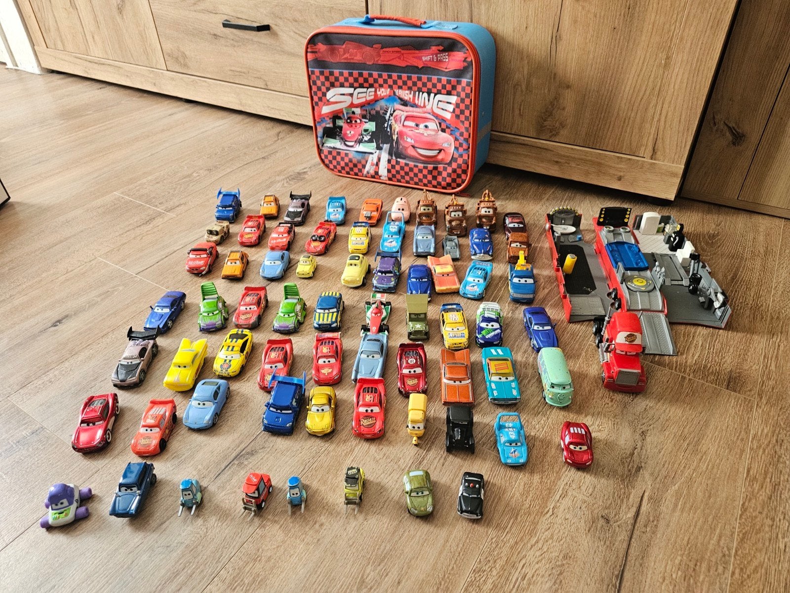 69  Cars autos  + koffer, Kinderen en Baby's, Speelgoed | Speelgoedvoertuigen, Ophalen
