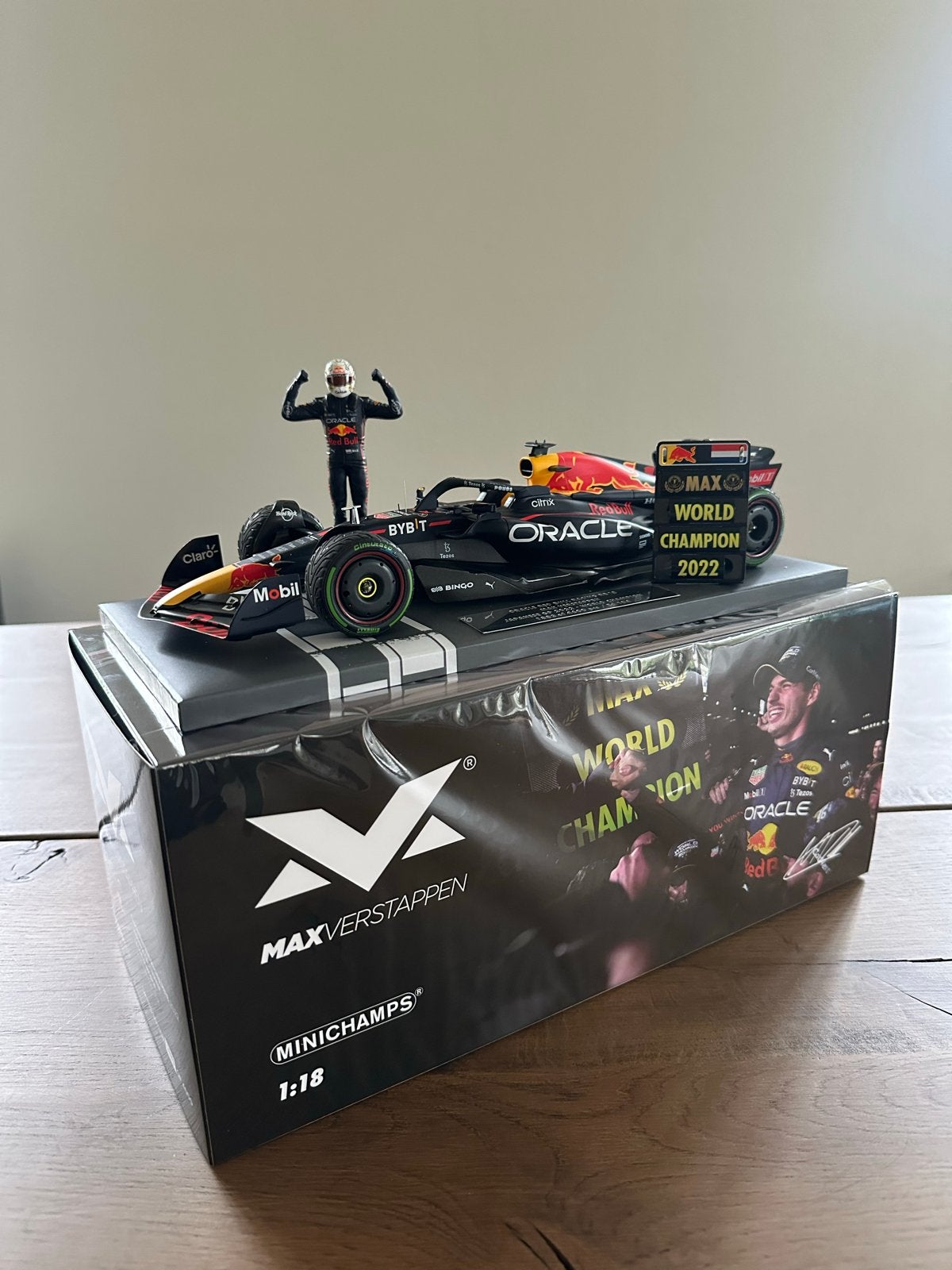 Max Verstappen RB18 2022 Japan GP Winner World Champion 1:18, Ophalen of Verzenden, Zo goed als nieuw, Auto, MiniChamps