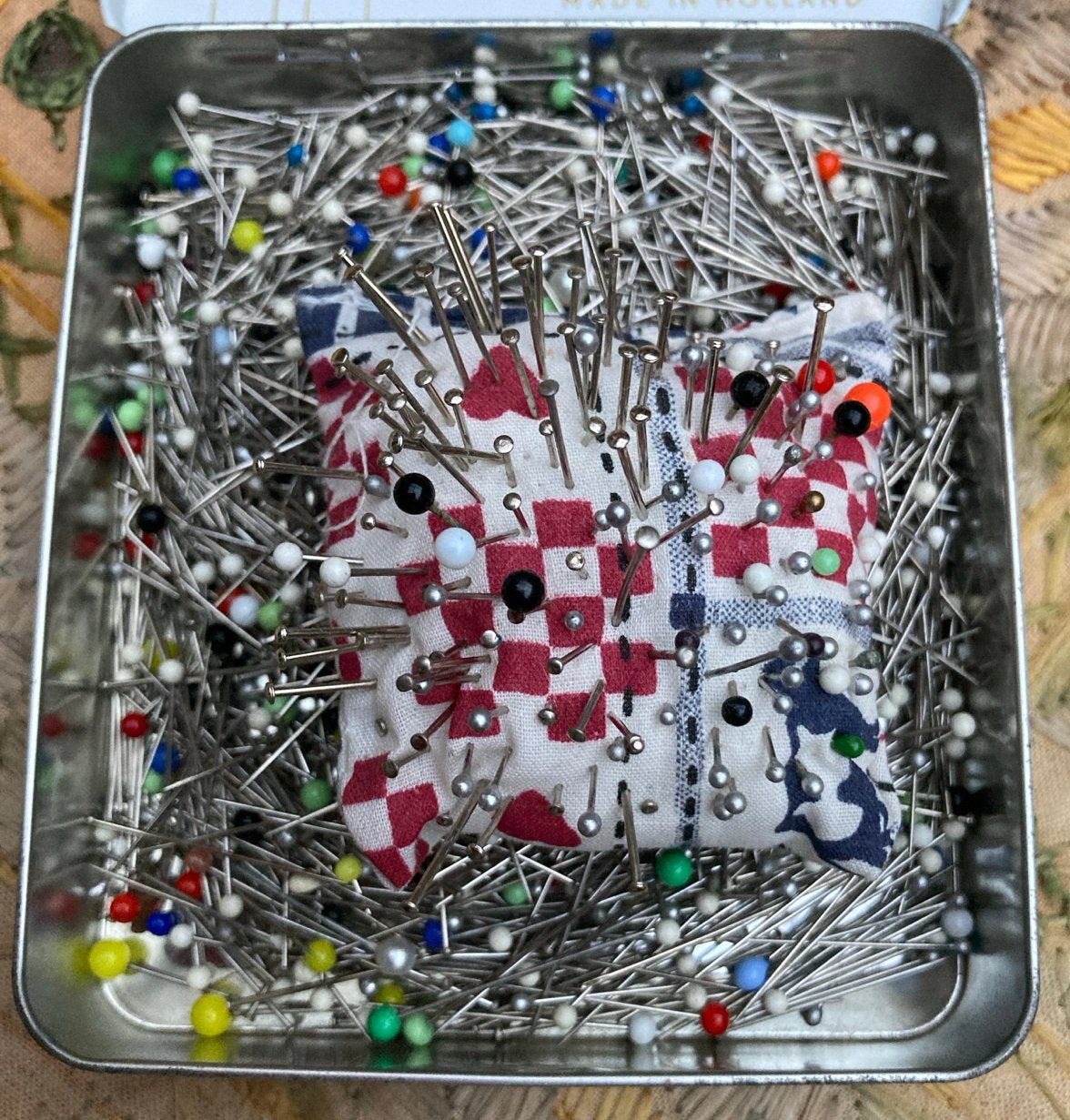 Naalden en spelden in blik met speldenkussen, Hobby en Vrije tijd, Ophalen of Verzenden, Gebruikt, Overige typen