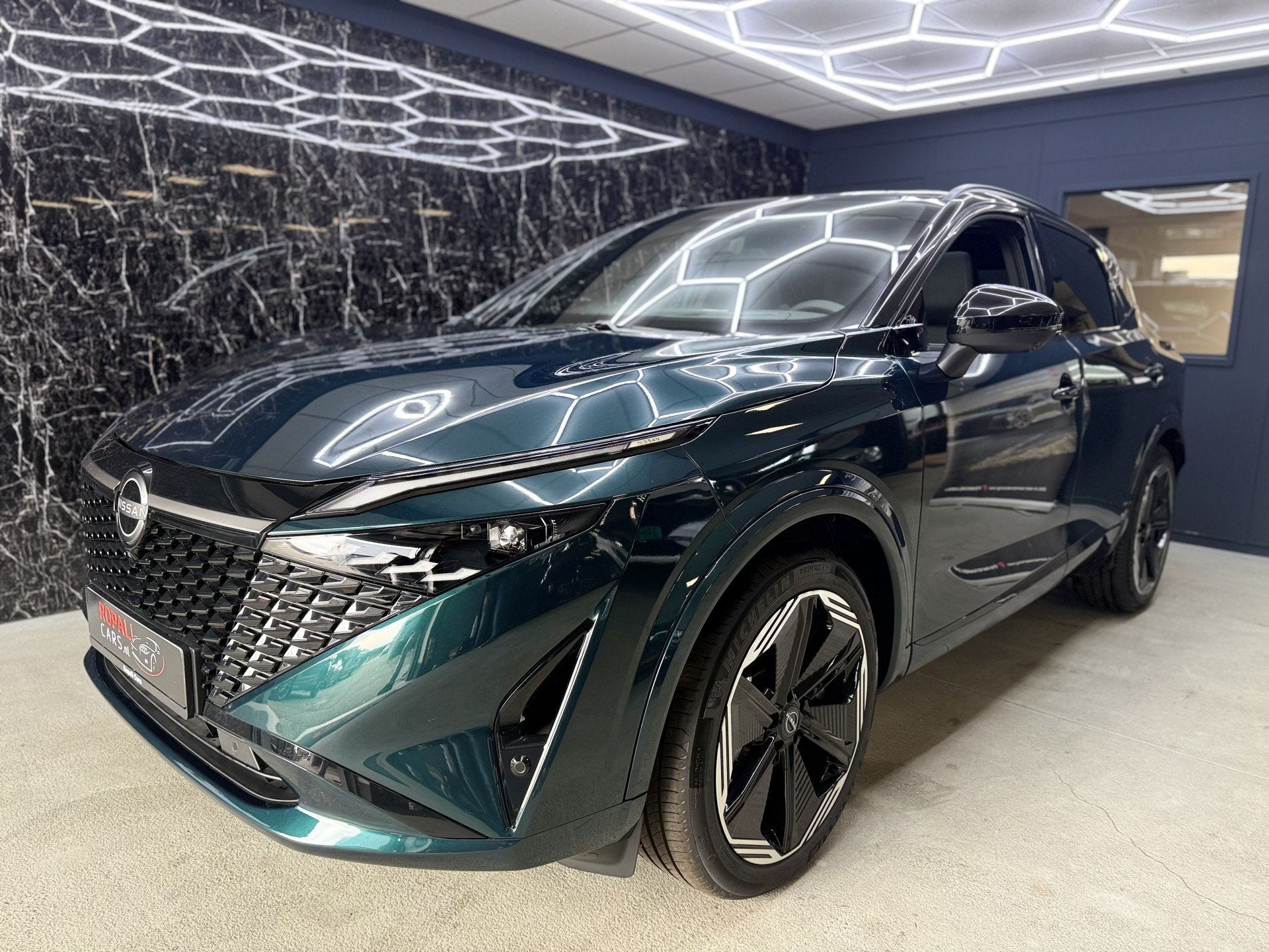 Nissan QASHQAI 1.3 MHEV N-Design Comfort pakket PANO CARPLAY, Auto's, Zwart, 4 cilinders, Leder, Bedrijf