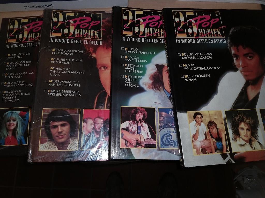 25 jaar popmuziek 4 boeken. Het eerste boek met pink floyd i, Ophalen of Verzenden, Zo goed als nieuw, Overige onderwerpen