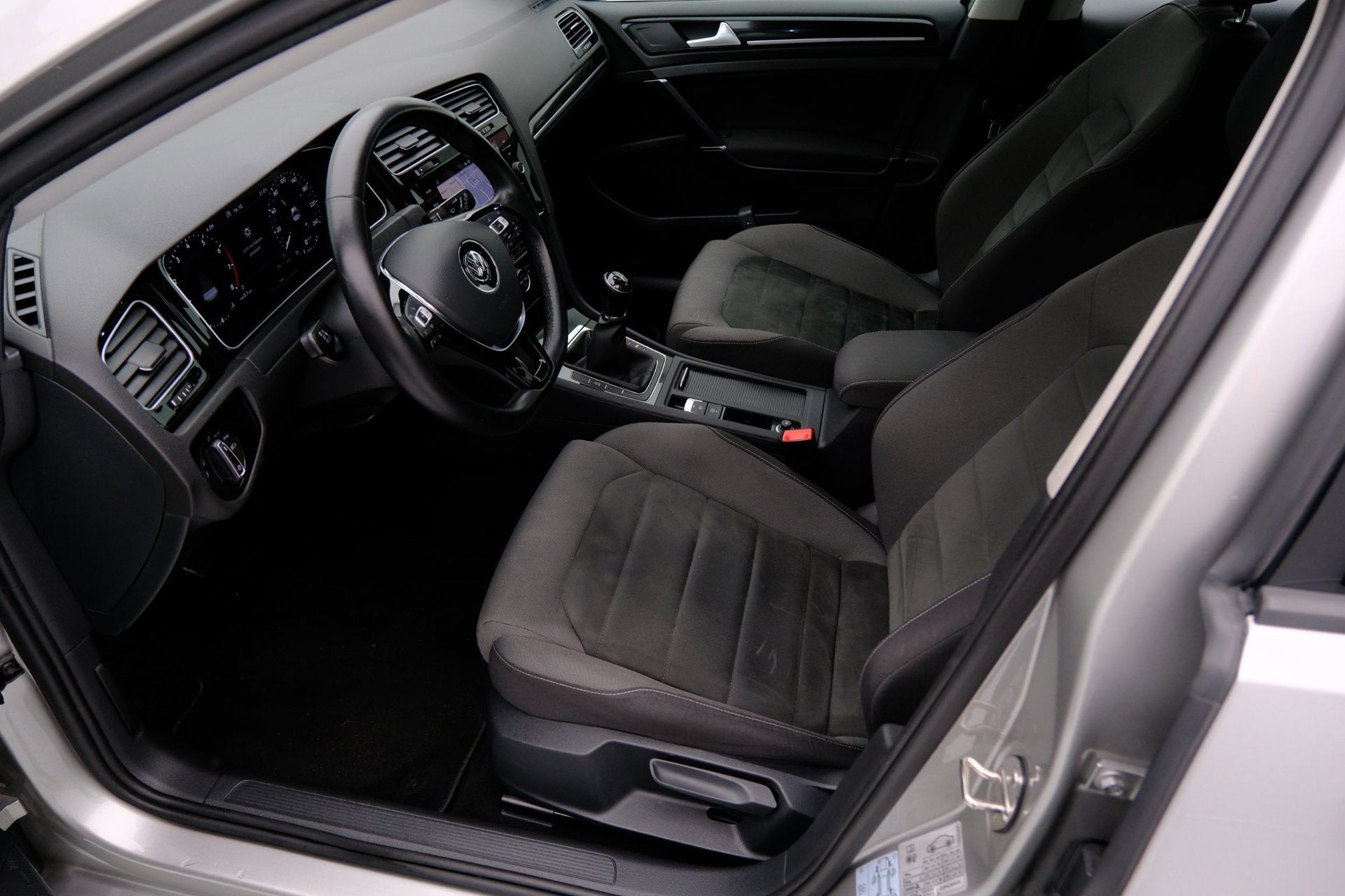Foto 3 van Volkswagen Golf 1.5 TSI Highline Virtual Displ|CarPlay|LMV|A