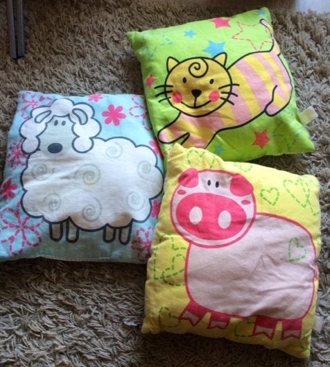 3 mooie babykussens baby kussen schaap poes varken 26x26cm, Kinderen en Baby's, Ophalen of Verzenden, Nieuw, Wasbaar, Kleed of Kussen