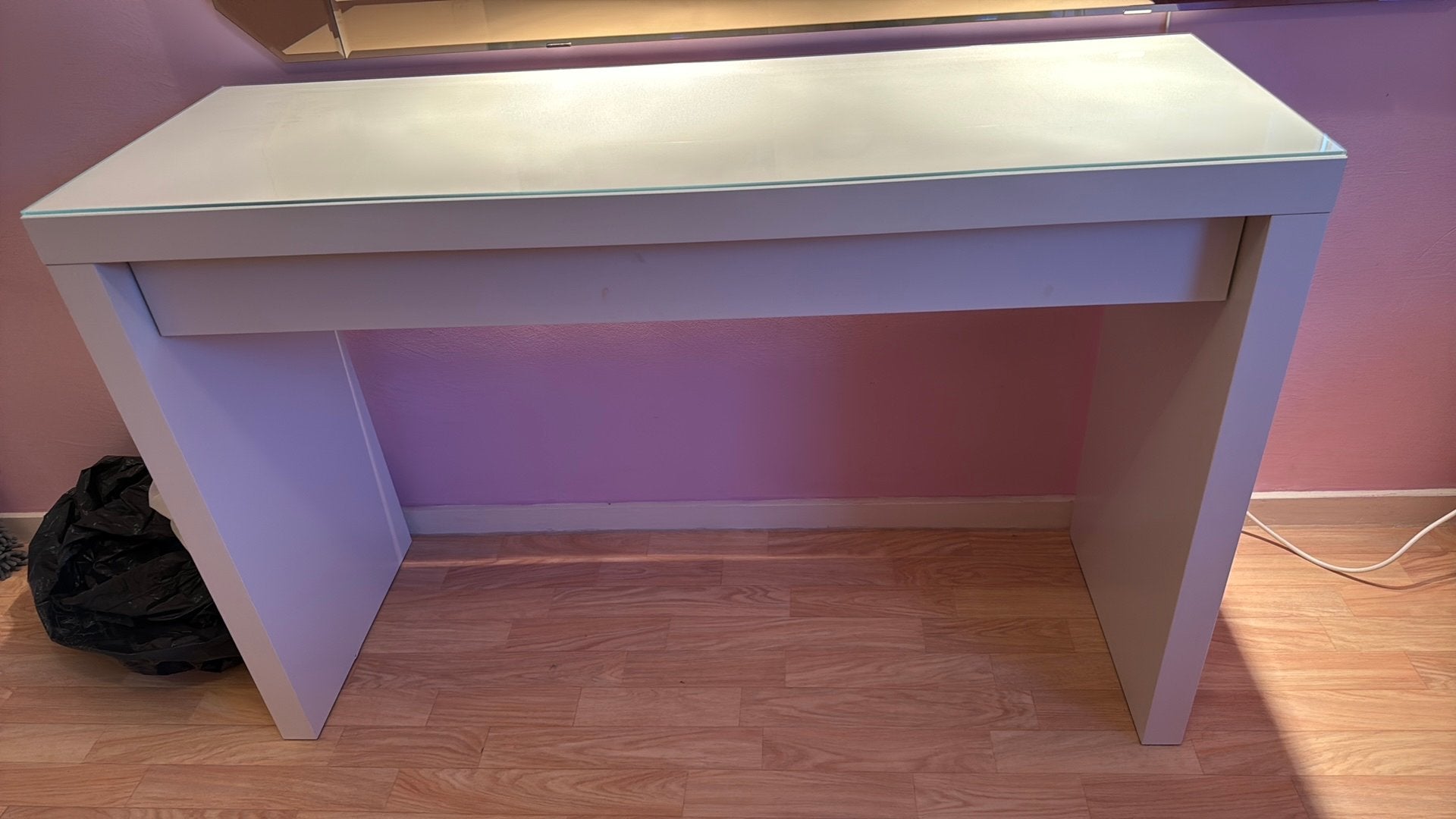 Bureau/ make up tafel, Ophalen, 100 tot 150 cm, Zo goed als nieuw, 25 tot 50 cm