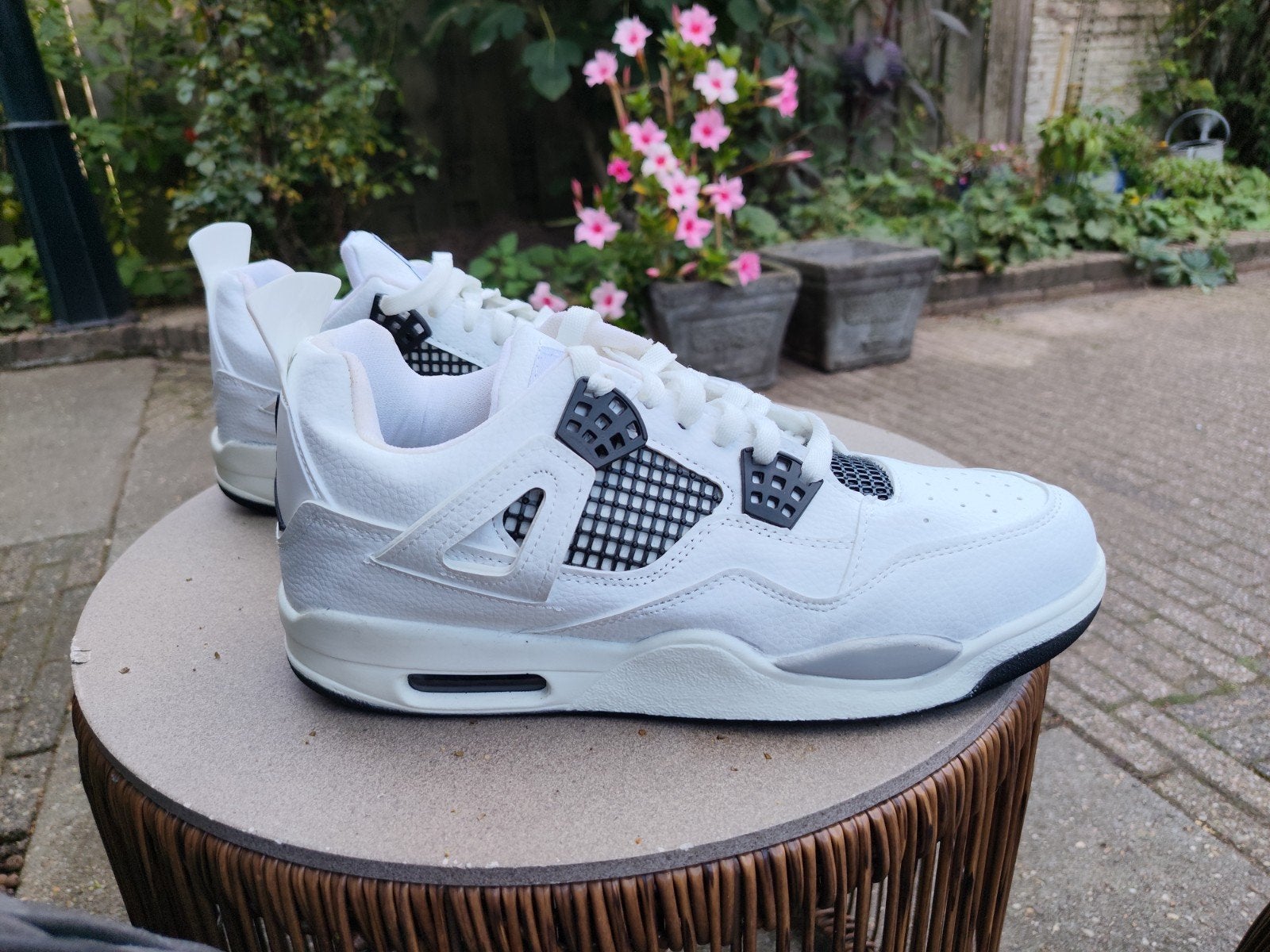 NIKE JORDAN witte sneakers 43, Kleding | Heren, Ophalen of Verzenden, Nieuw, Wit