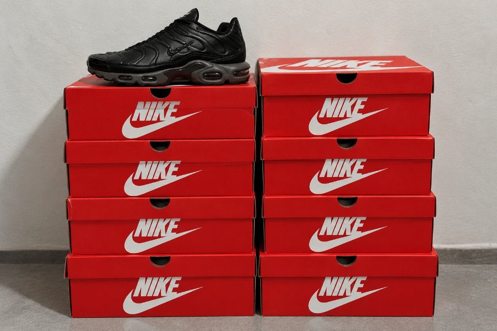 PARTIJ 10 x Paar NIEUWE Nike Air Max Plus Black IN DOOS EU45, Zwart, Nike, Nieuw, Ophalen of Verzenden