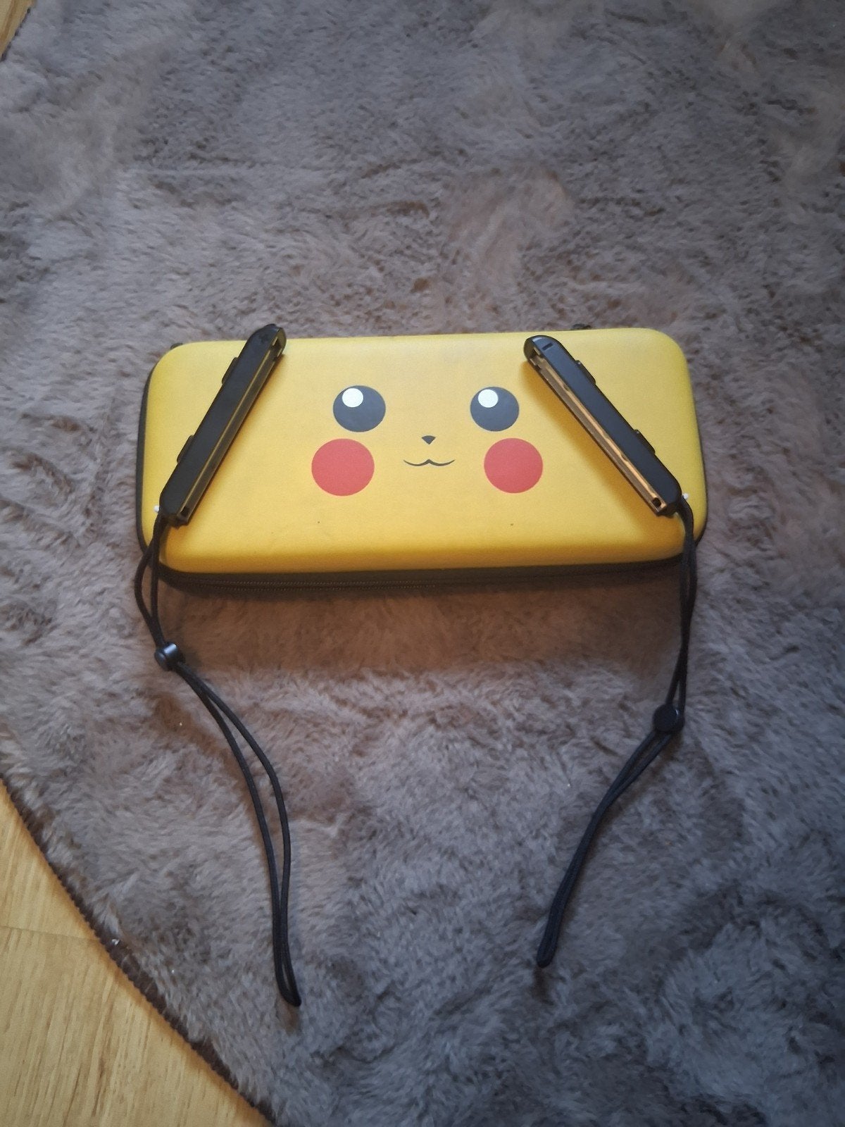 Pikachu hoesje, en polsbandjes, Ophalen of Verzenden, Zo goed als nieuw, Overige typen