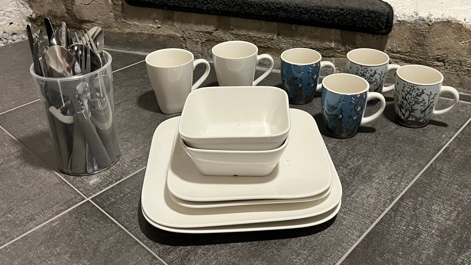 Servies set: borden, kommen, kopjes en bestek, Huis en Inrichting, Keuken | Servies, Ophalen, Gebruikt, Keramiek, Overige stijlen